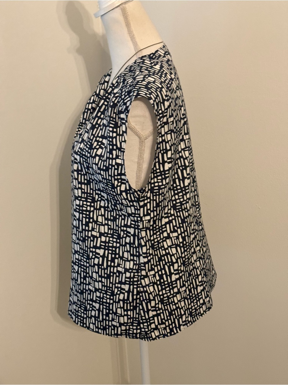 Banana Republic Black & White Geometric Sleeveless Split-Neck Top - Picture 2 of 7